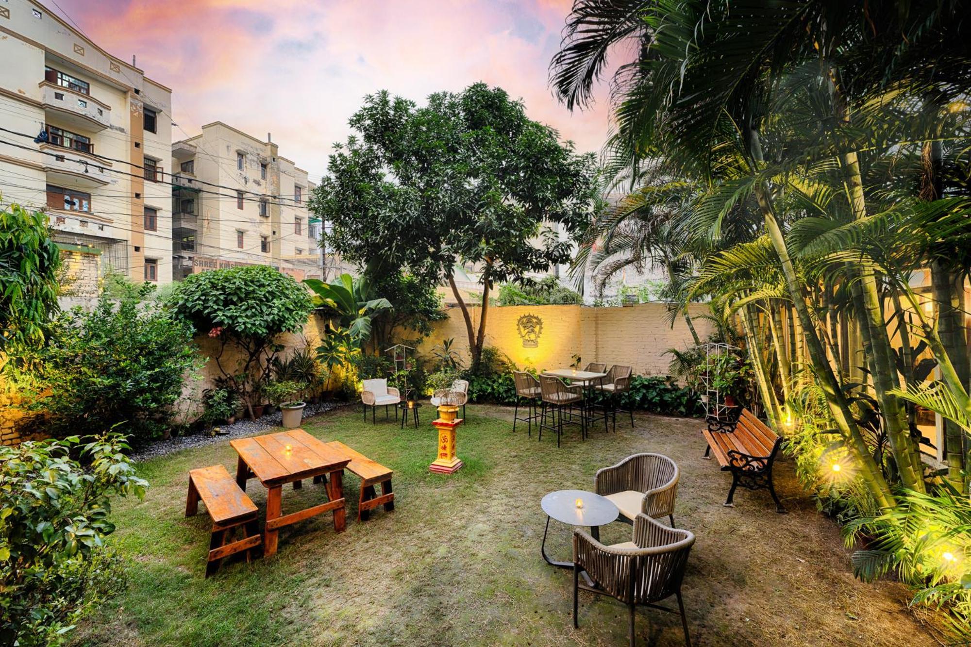 International Travellers' By Ith Varanasi